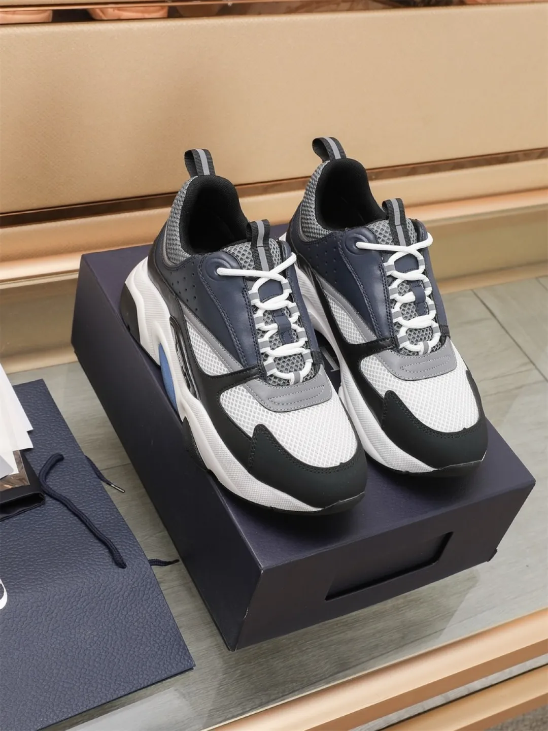 Men's shoes 💰P460💰【Dior】Dior✨ is online at the same time👏 This casual sneaker is a new product in the series and continues Di*r's classic style. The upper is made of original mesh and cow leather, with a two-color textured outsole, and the brand's iconic details on the rear collar and heel to enhance the style. Fashionable and versatile. Wear it with jeans or slacks for a casual look. Size: 38-44 (45 customized)
